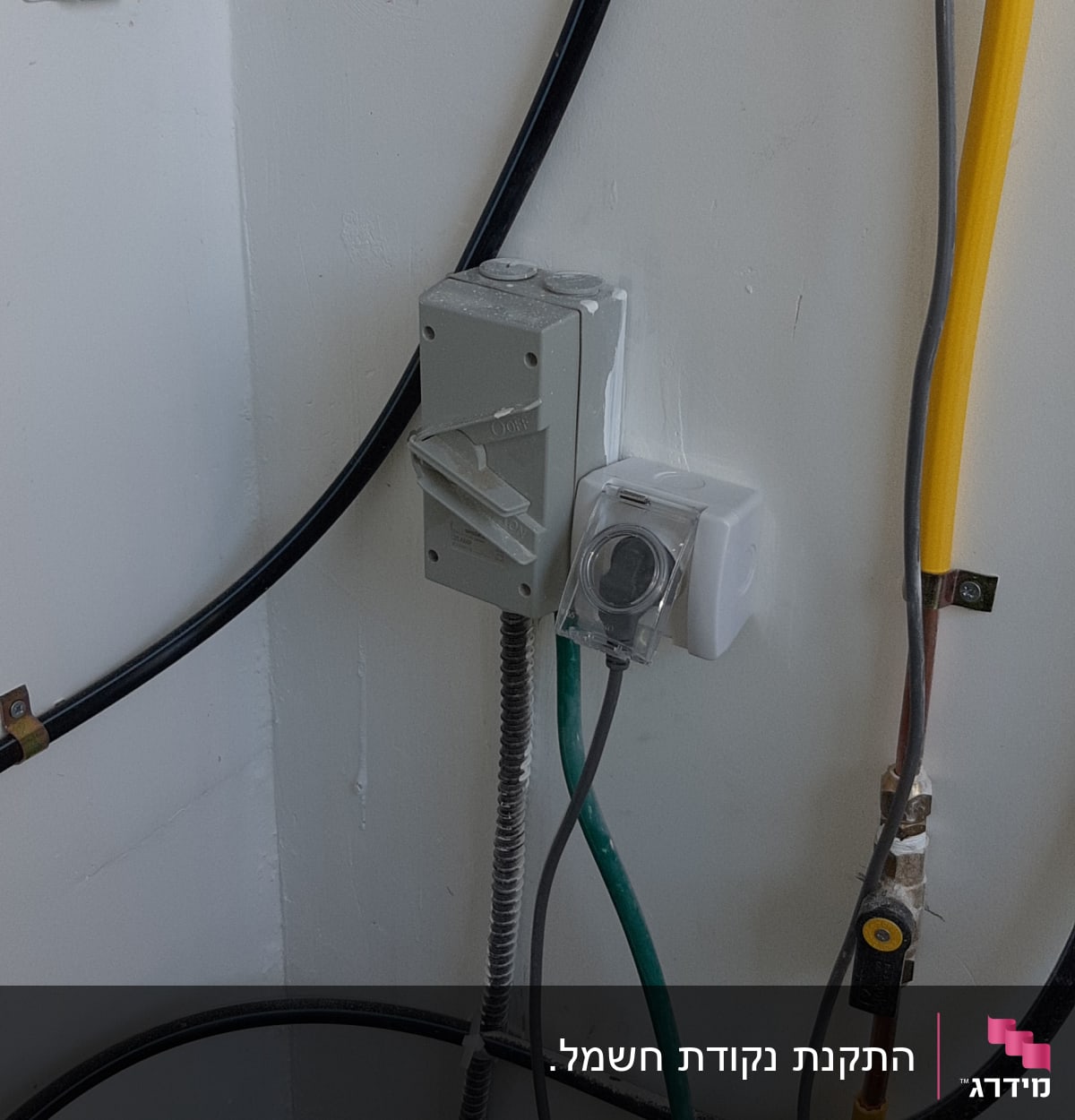 קופסת חשמל עם חוטים צבעוניים וקופסת מפסק